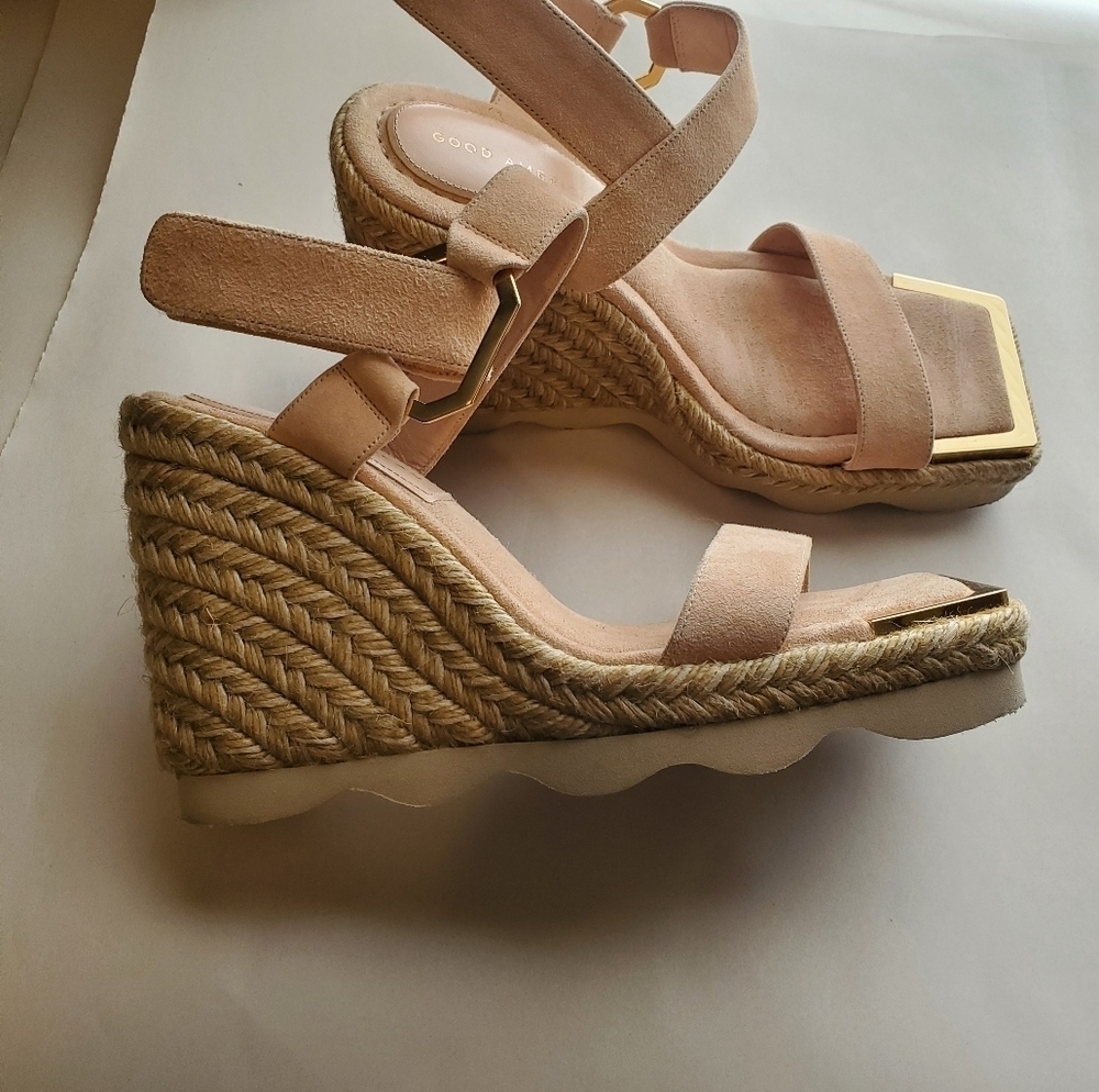 Good American Sz 9. Light Pink  Espadrillle Wedge Sandal. Woven Gold Trim